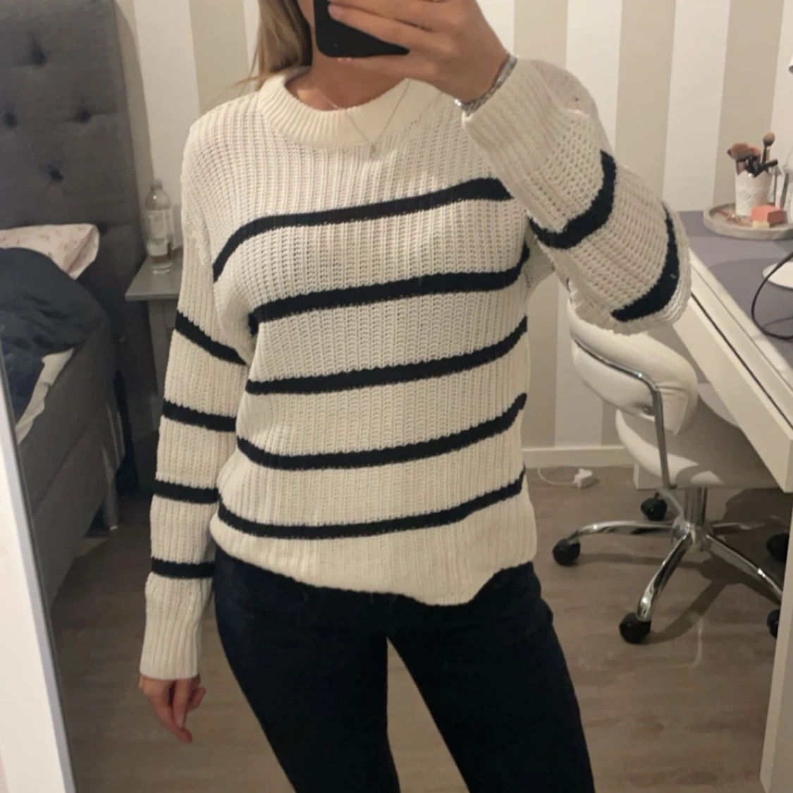 Vit och svart randig stickad tröja