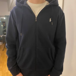 Mörkblå Ralph Lauren hoodie  - Säljer en go Ralph Lauren zip hoodie i storlek M. Skriv om du har några funderingar!