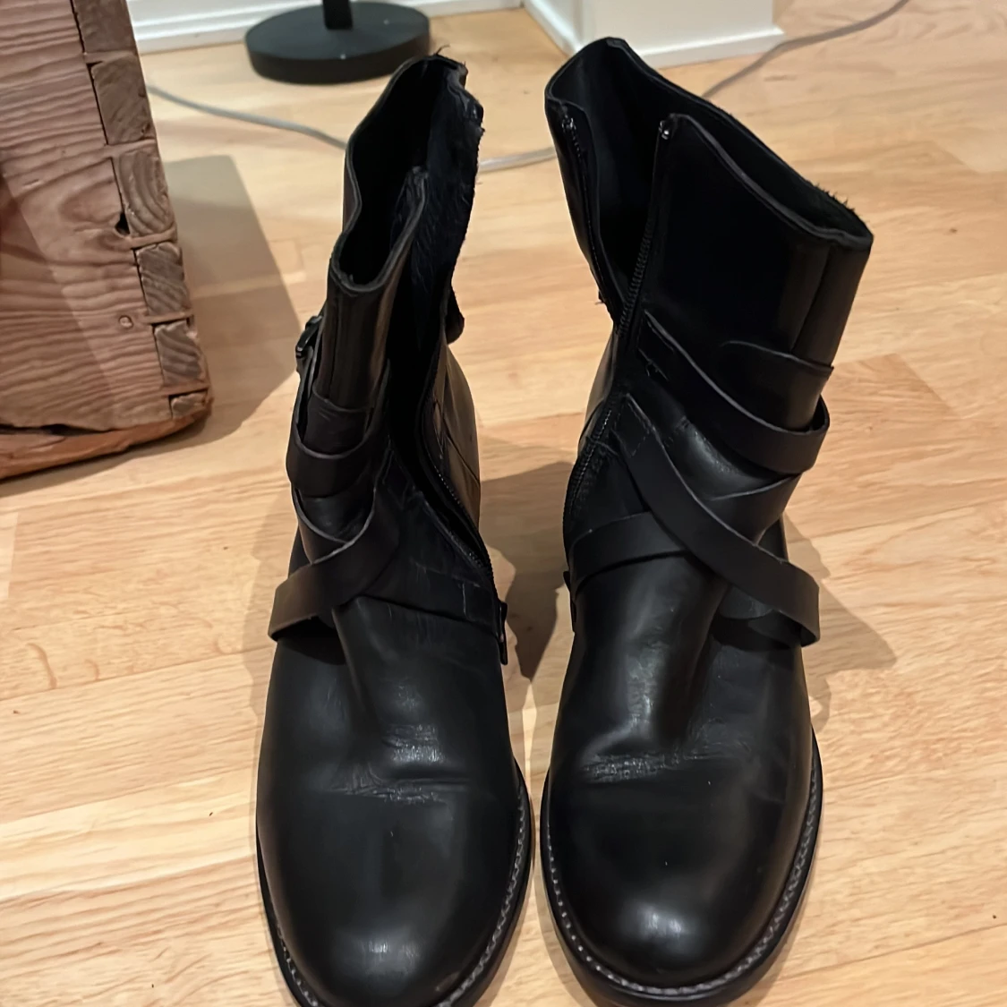 Svarta boots med klack och spänne