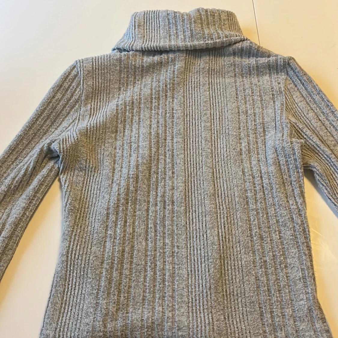 Grå ribbad polotröja - 2