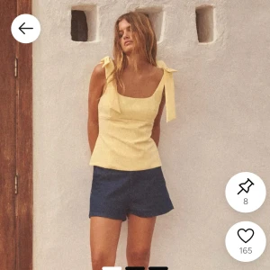 Gul linnetopp med knytaxlar - jätte söt topp från zara. använd 2-3 gånger och inga fläckar och super bra skick. köptes i butik. skriv privat för bilder hur den ser ut bla🥰
