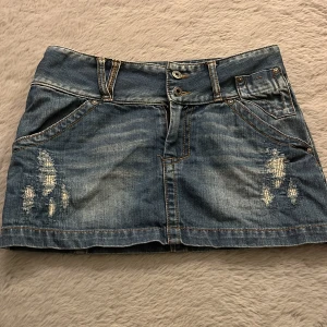 Lågmidjad jeans kjol - Snygg blå jeanskjol från Only. Midjemått tvärs över: 41 cm💕💕