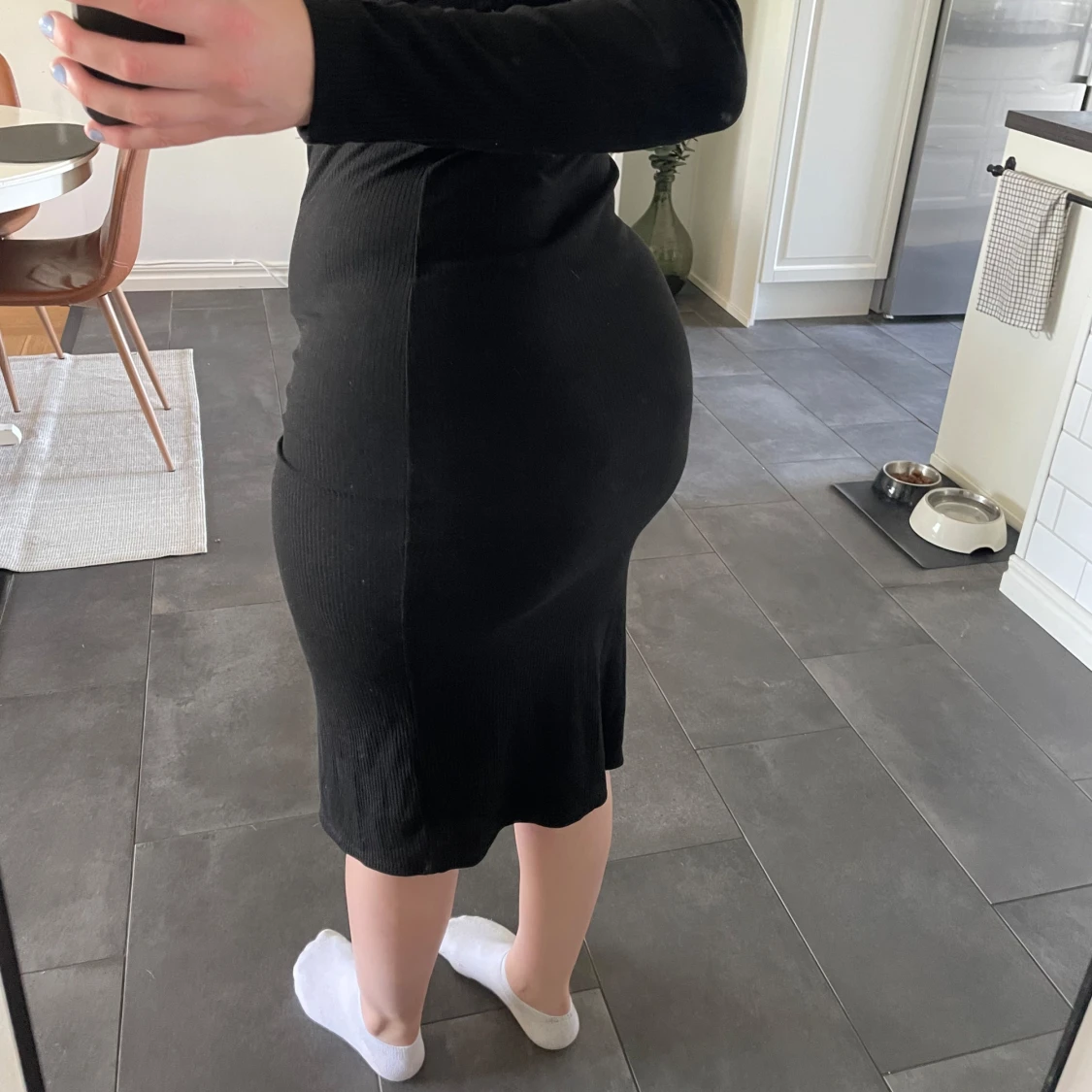 Långärmad klänning med slit - 2