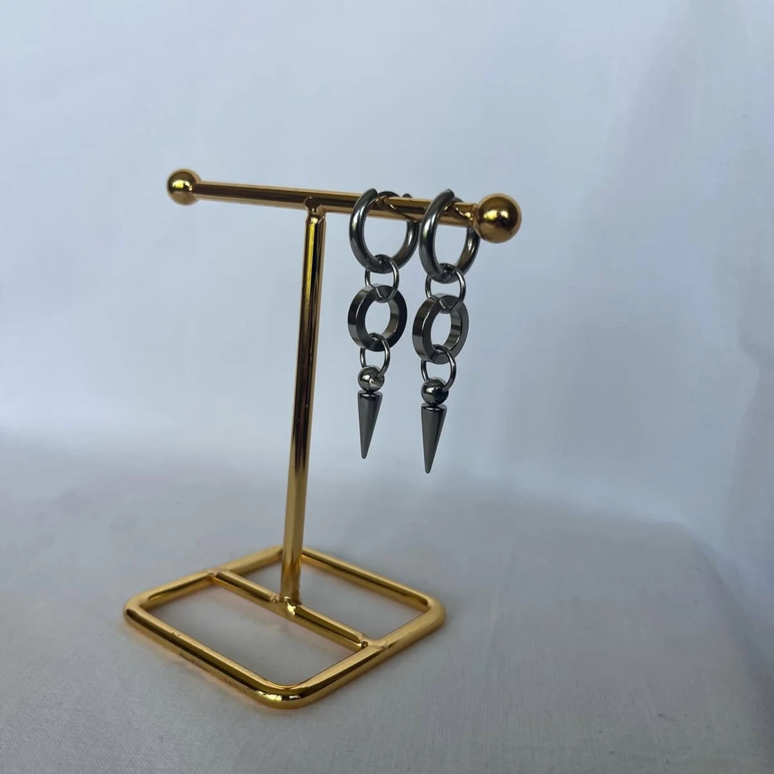 Silvriga örhängen med kedjor och spikes