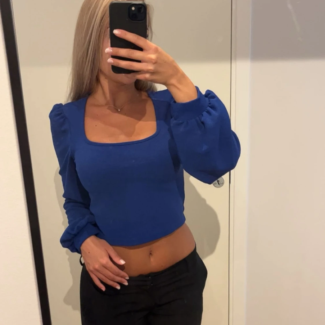 Blå croppad topp med puffärmar