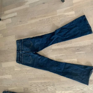 Low waist bootcut jeans  - Snygga lågmidjade bootcut jeans från Lindex 💗 Jeansen är i mycket gott skick och har inga defekter 🌴 Storlek 164 💋Hör av er med prisförslag!! 