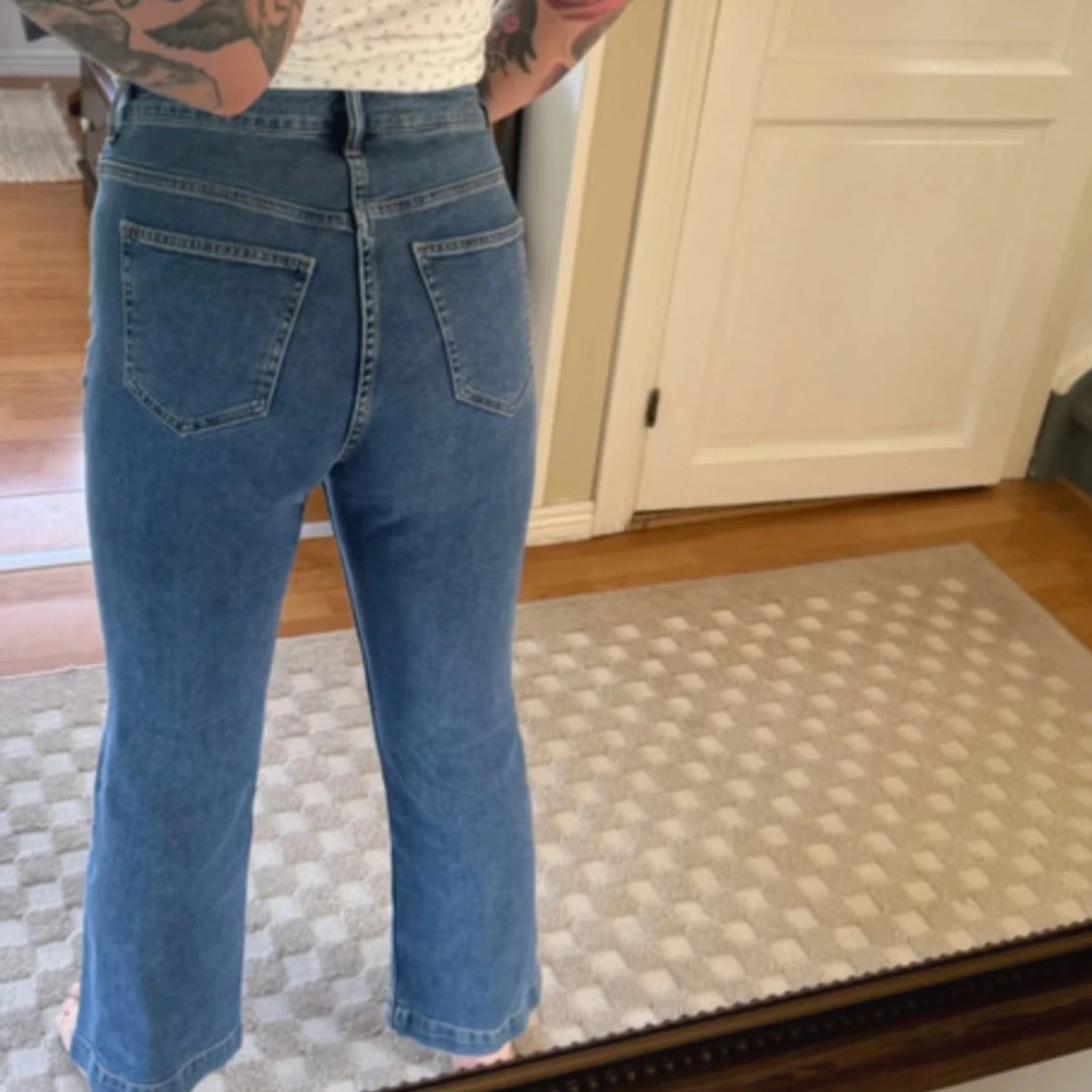 Blå croppade jeans med knappar - 1