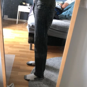 Grå/svarta Loose/ chris jeans,Jack and Jones  - Säljer mina svart/grå Jack & Jones jeans. Storlek W31 L 30, dom är baggy vid slutet av benen och är rätså luftiga runt om benen. Jag är 178 så utgå ifrån det på bilden. 