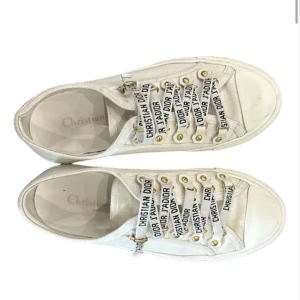 Vita sneakers från Christian Dior - Snygga vita sneakers från Christian Dior, köpta på vestiaire collective! Storlek 35,5 men skulle säga att dom passar på på mig som vanligtvis bär 36. Bra skick! 💕