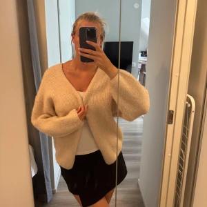 Beige stickad kofta med v-ringning - Populära koftan från Lindex i storlek M/L