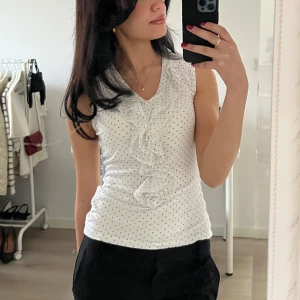  blus med volangdetaljer - Fin volangblus. 