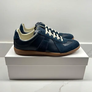Maison Margiela Gats  - En av dem få autentiska Maison Margiela Gats | Sprillans nya skick 10/10 | Storlek 43 och färgen marinblå | KVITTO finns, box och dust-bag tillkommer vid köp | Hör av er för mer information/bilder!