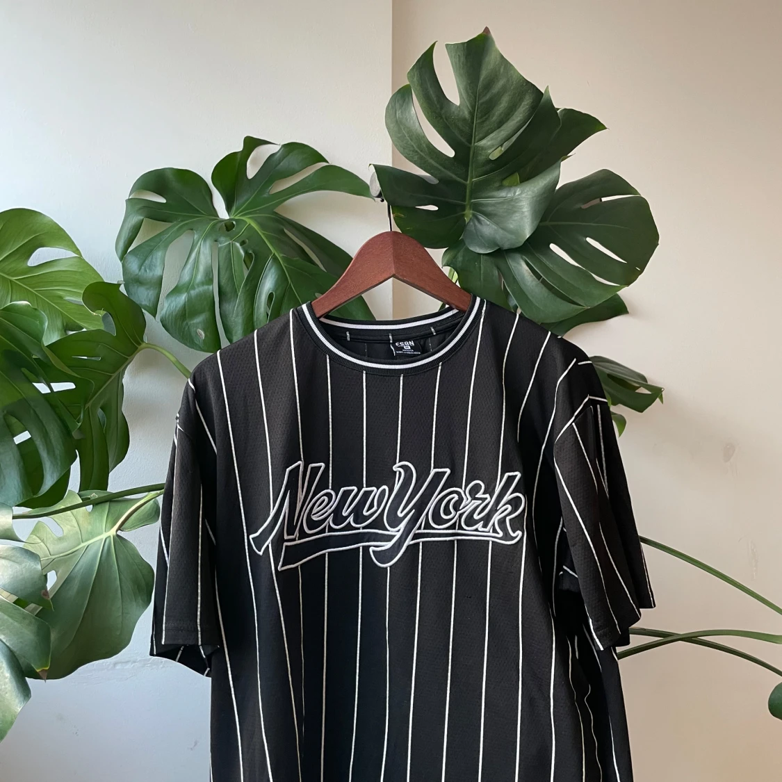 Svart randig New York pikétröja - 1