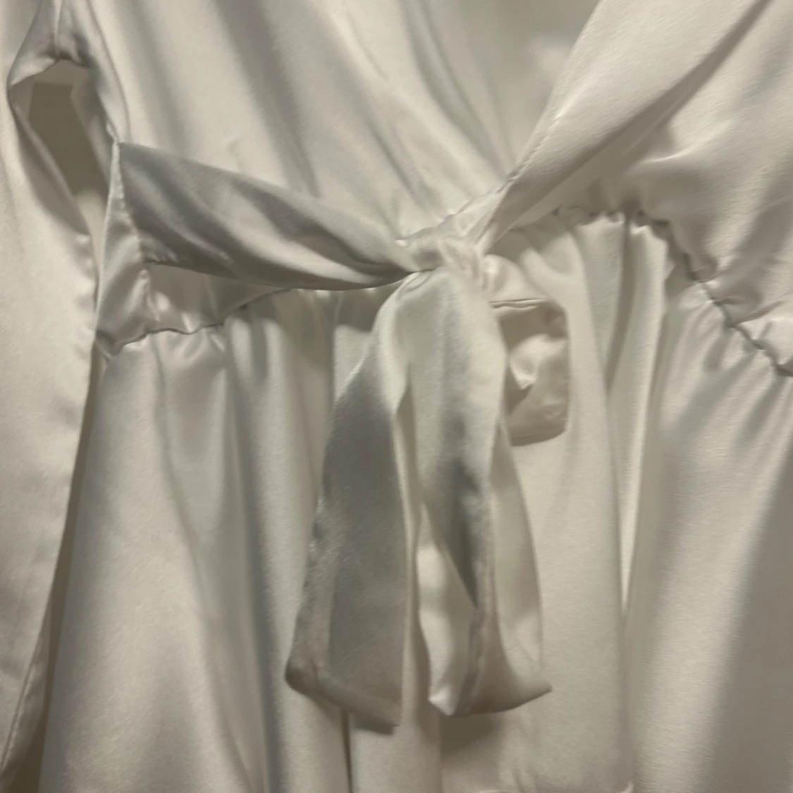 Vit omlottblus med knyt från Missay - 2