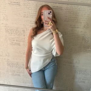 One shoulder topp  - En tröja från Zara, trendig, använd en gång storlek S. 250kr