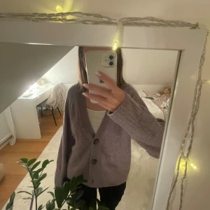 Lila stickad kofta - Ljuslila supermjuk & varm stickad kofta med knappar från Lindex  Tröjan är i storlek 146/152 men den är stor i storleken och sitter som en XS/S.