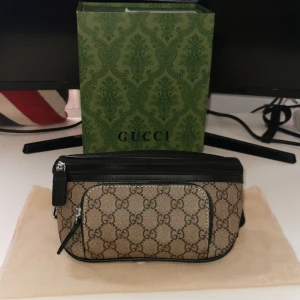 En skön magväska med G mönster  - En riktigt snygg makväska med G mönster. Magväska kommer med boxen. 