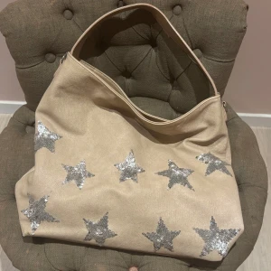 Beige axelväska med paljettstjärnor - As cool väska , lagom storlek 💓