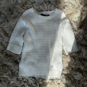 vit stickad tröja - tröjan har ett snyggt hålmönster och ribbade muddar vid hals, ärmslut och nere, den har trekvartsärm och är enkel att matcha med både jeans och kjol!! 💘 köpt för 150kr och är endast använd en gång, inga defekter!!