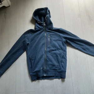 Blå hoodie från sail racing - Säljer en blå sailracing tröja. Har använt men märks inte. skick 9/10