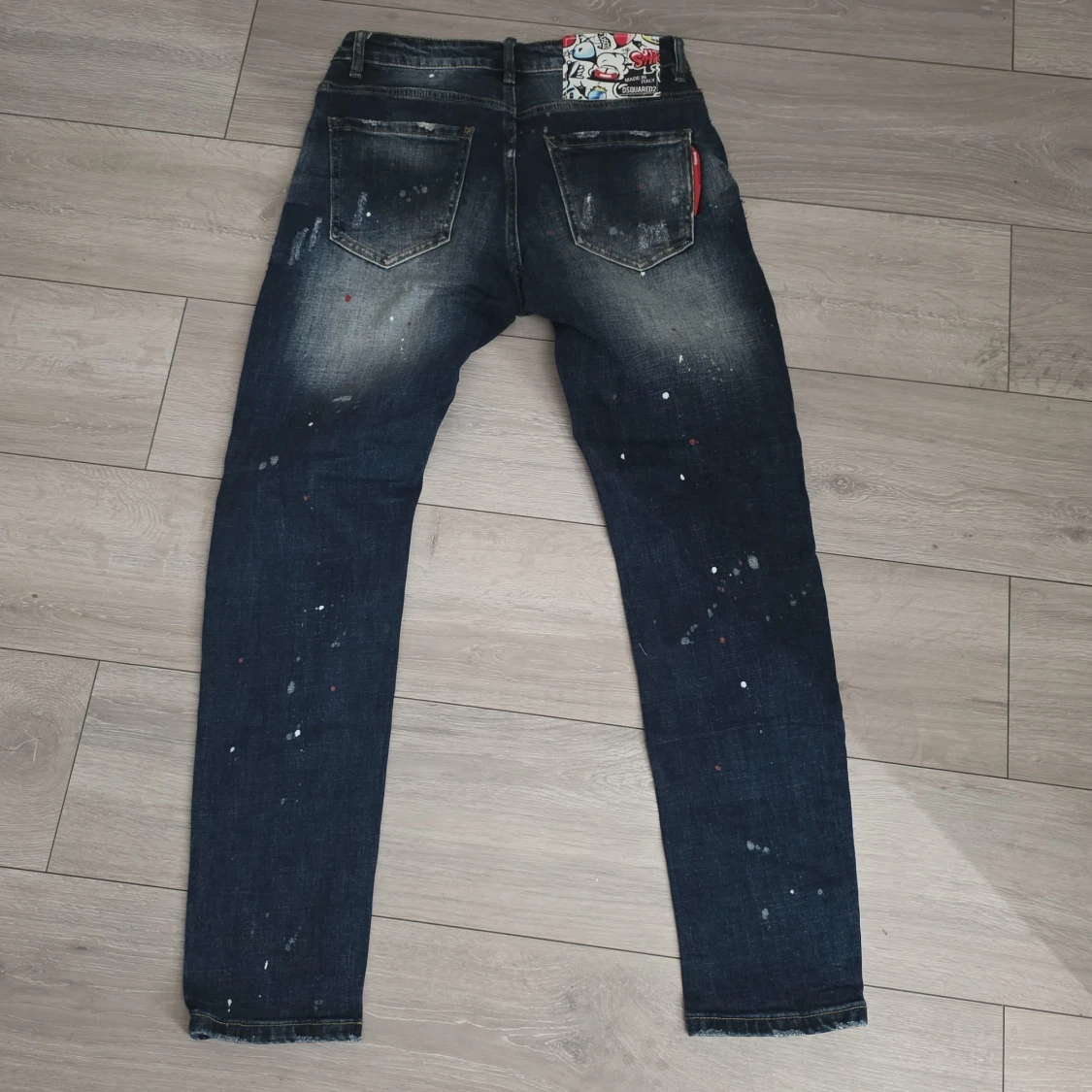 Mörkblå jeans med patches och stänk - 1