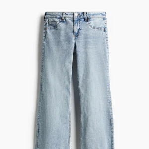 HM LOW FLARE JEANS - Trendiga jeans!! I strl 34!!! Kom tyvärr inte till använding🥰