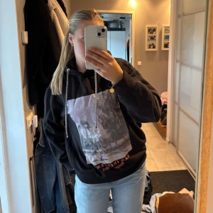Svart hoodie med tryck - Svart hoodie med stort tryck framtill. Från missguided