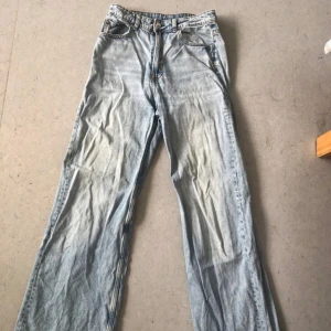 Boyfriend jeans - Raka ben och lite baggy passform. 
