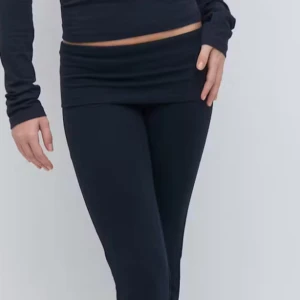 Mörkblå yogapants från Gina Tricot - Svarta leggings från Gina Tricot med hög midja och tight passform. Mjukt och stretchigt material som sitter skönt mot kroppen. Perfekta till en oversized hoodie eller crop top för en chill look. Säljer de den är för kort