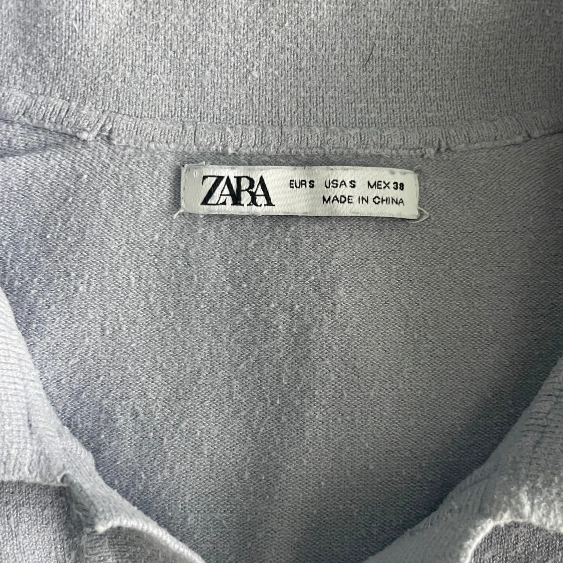 Ljusblå pikétröja från Zara - 1