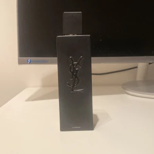 YSL MYSLF Le Parfum 100ml - Säljer en YSL MYSLF Le Parfum i 100ml storlek. Köpt för cirka 3 månader sen, säljer pågrund av att jag inte använder den så mycket. Cirka 93-97 ml kvar. Perfekt för dig som gillar exklusiva och moderna dofter. Pris kan diskuteras vid snabb affär!