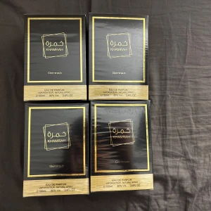 Nya lattafa Khamrah 100ml - Helt ny Khamrah Eau de Parfum från lattafa i elegant svart och guld förpackning. Flaskan rymmer 100 ml. Lyxig design med stilrena linjer och guldiga detaljer, perfekt för dig som gillar exklusiva dofter. Priset kan diskuteras 