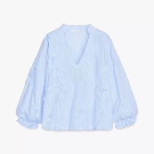 Blå blus - Jätte fin blå blus med blommor på. Säljer då den inte kommer till användning
