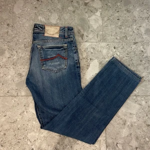 Jacob Cohen Limited Edition jeans - Jacob Cohën 688 || Storlek 33 || Jeansen är i bra skick, normalt slitage förekommer (se bilder)  || Mitt pris 1499 || Mått: Midja 41cm, ytterbenläng 109cm benöppning 19cm || Tveka inte på att höra av dig vid frågor eller funderingar 