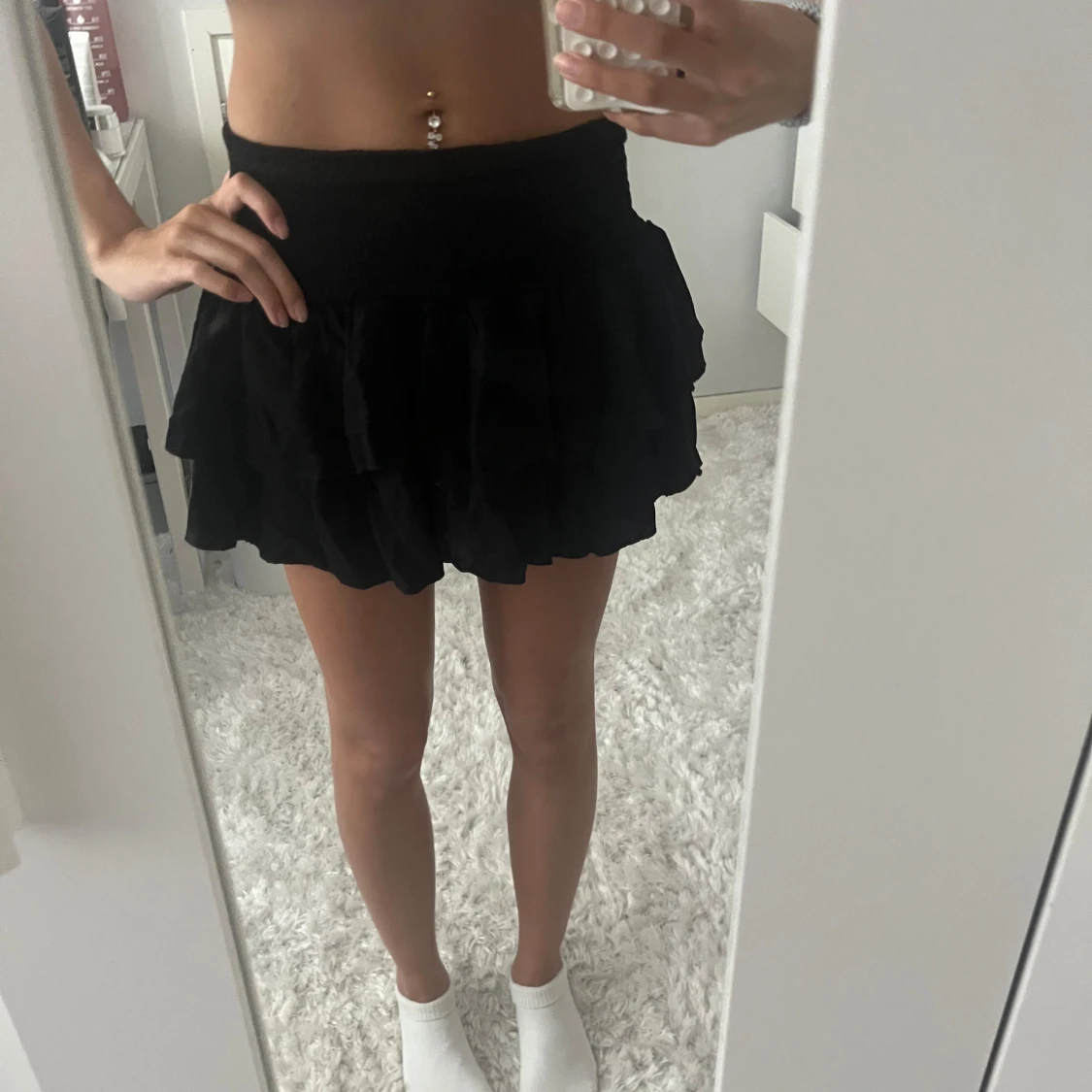 Svart volangkjol med resårmidja