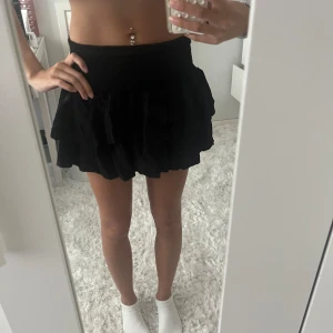 Svart volangkjol med resårmidja - Supersöt svart kortkjol med volanger och bred resår i midjan. 💕💕💕