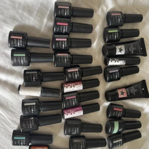 Stort nagelkit med gel och tippar - Säljer ett komplett nagelkit med flera gel-lack i olika färger, poly extension gel i clear och rosa, nail cleanser samt en organiserad ask med vita nageltippar i olika storlekar. Perfekt för dig som vill fixa snygga naglar hemma!
