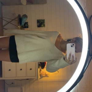 Vit stickad v-ringad tröja - Mysig vit stickad tröja med v-ringning och långa ärmar. Oklart vart den är köpt, men väldigt fin och trendig. Storlek M💞