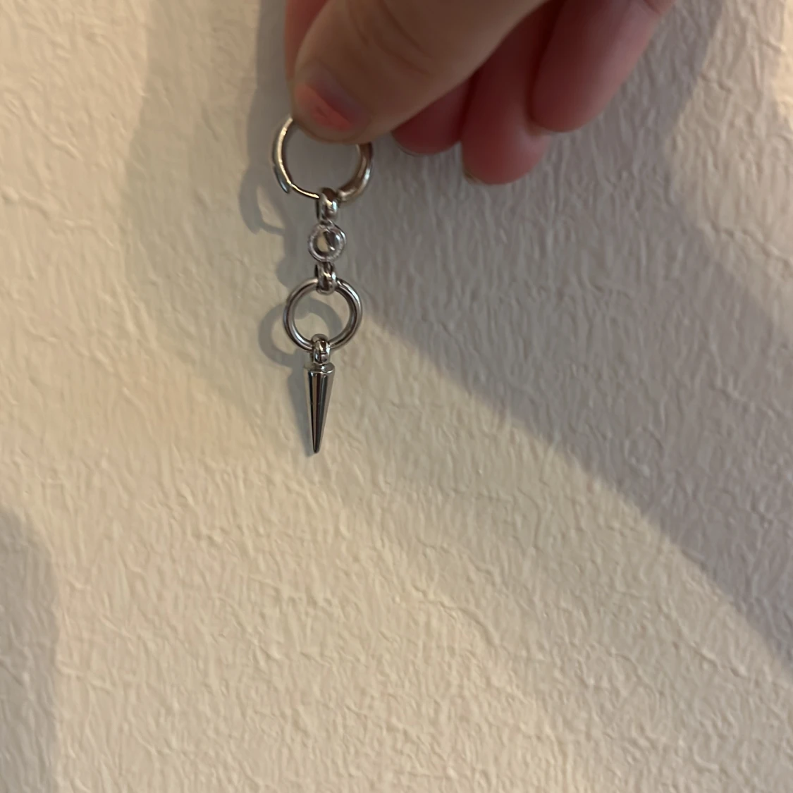 Silvrigt örhänge med spike-detalj - 1