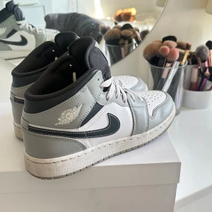 Air Jordan 1 Mid grå/vit - Säkjer dessa snygga går/vita jordans! De passar till mycket och är super fint skick!🥰 