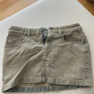  jeanskjol från Diesel - Säljer denna super snygga jeans kjolen från disel då den tyvärr är för liten. Den är köpt för 1600kr och har storlek waist 24.