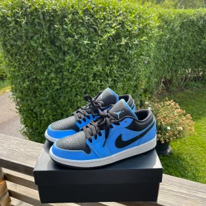  Air Jordan 1 Low - Nike Air Jordan 1 Low i färgen University Blue. Helt nya i originalbox. Fraktar samma dag🚙