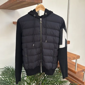 Moncler cardigan  - Moncler cardigan. Färg svart. Storlek M, år 2022. Passar S. Skick 9/10. Rare modell ! 