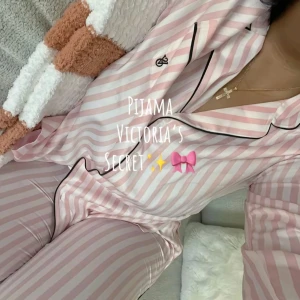 Victoria secret pyjamas - Aldrig använd. Stl M men passar som S/XS. Köpte för 400kr Säg till för gratis frakt