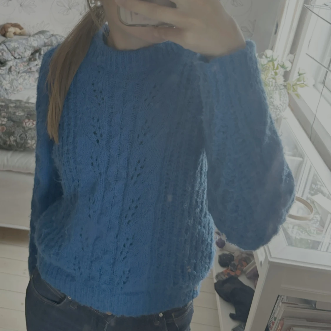 Blå stickad tröja med mönster - 1