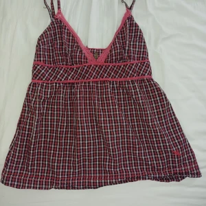 Rutig röd babydoll topp - Snygg rutig babydoll topp från vintage Bershka med smala axelband och rosa spetsdetaljer. Står att det är storlek L men passar mig som är S 