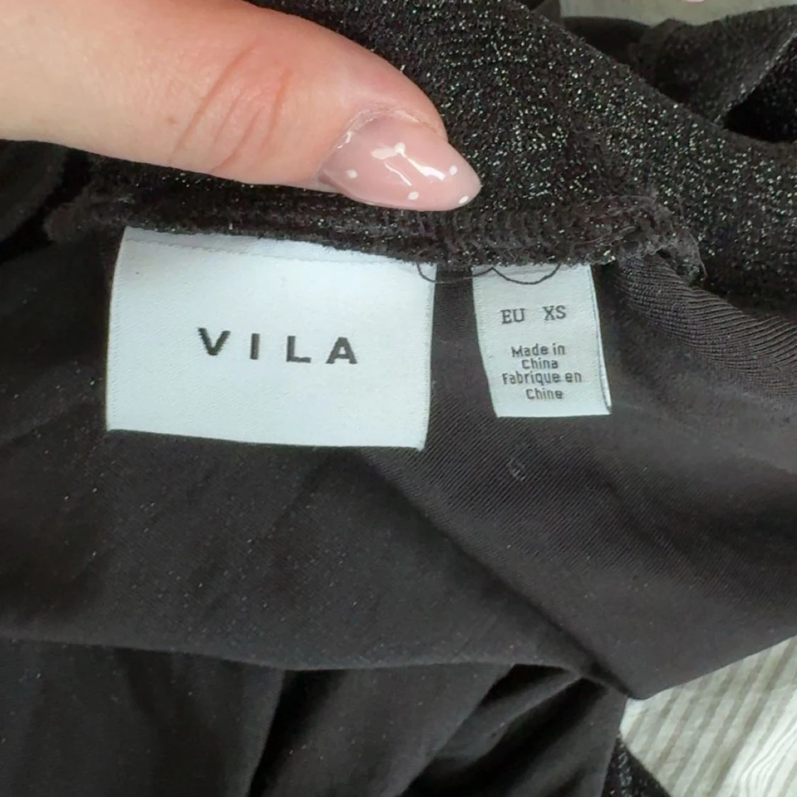 Glittrig svart topp från Vila XS - 2