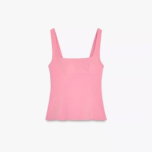 Rosa linnetopp med rosett från Zara - Supersöt rosa linnetopp från Zara med breda axelband och fyrkantig urringning. Toppen har en stor rosett och en liten öppning i ryggen som ger en extra detalj. Perfekt att styla med jeans eller kjol för en trendig look.