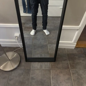 Mörkblå jeans från Nudie Jeans, W25 L30 - Säljer ett par mörkblå jeans från Nudie Jeans med klassiska kontrastsömmar och läderpatch bak. Modellen har slim passform och raka ben, tillverkade i slitstarkt bomullsjeans. Perfekta för dig som gillar stilrena och tidlösa jeans. Pris för dessa är endast 199! Passar ca 150