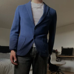 Jacob Cohën Blazer - Säljer en Sommarkavaj av märket Jacob Cohën, har några flaws på insida tyg men annars är den i fint skick. Nypris runt 5000kr
